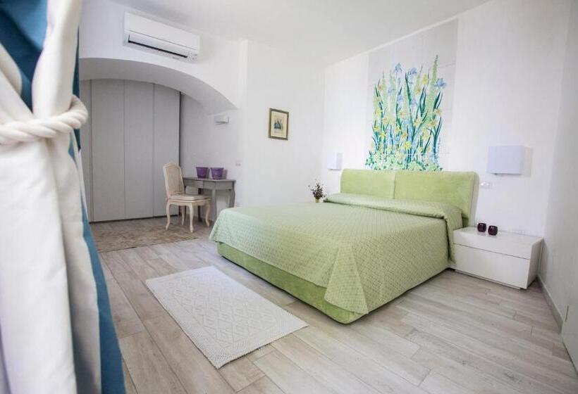 جناح جونيور مطلّ علي البحر, Eleanor' S Garden