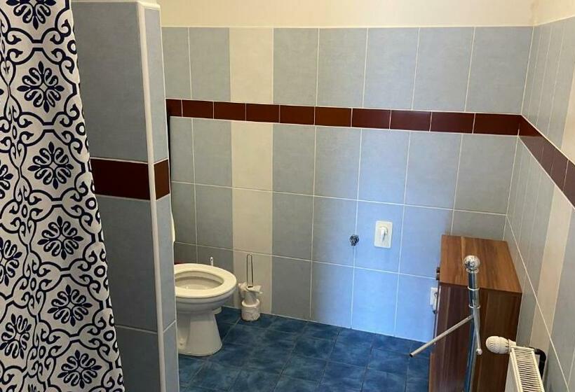 דירת שלושה חדרים, Penzion Bamako