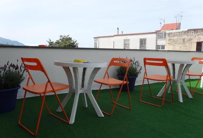 اتاق استاندارد چهارنفره با بالکن, Vesuview Guest House Near The Ruins