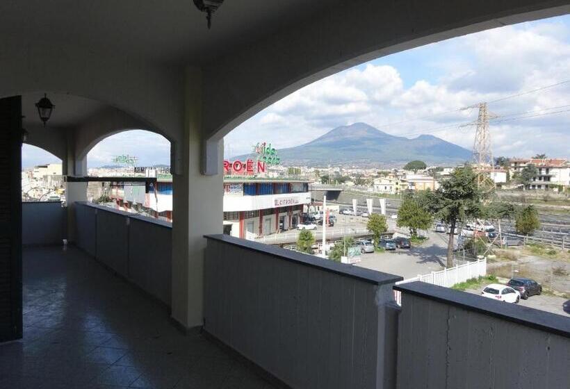 اتاق استاندارد چهارنفره با بالکن, Vesuview Guest House Near The Ruins