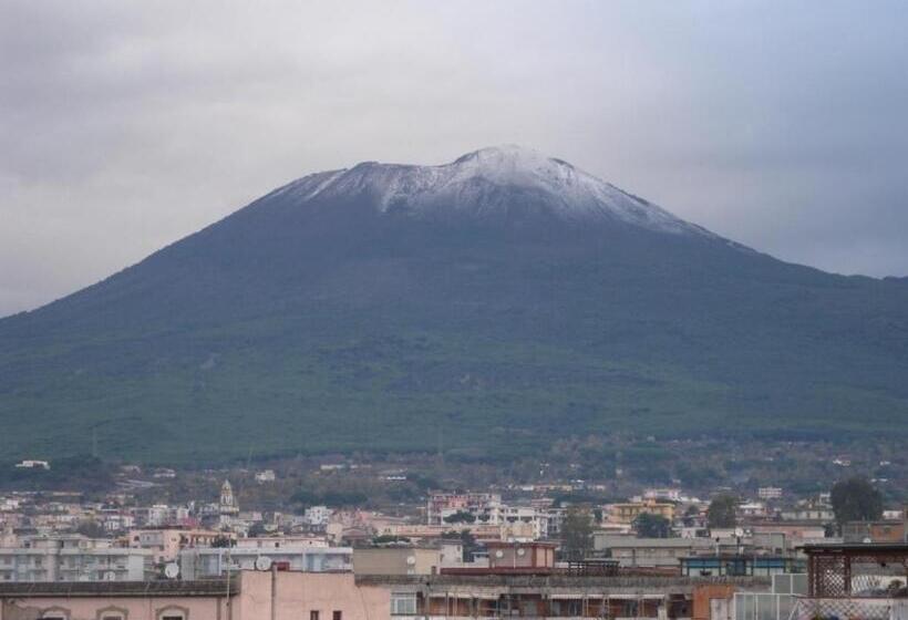 اتاق استاندارد سه تخته با بالکن, Vesuview Guest House Near The Ruins