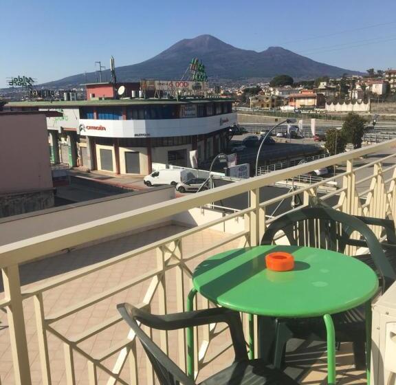 اتاق استاندارد سه تخته با بالکن, Vesuview Guest House Near The Ruins