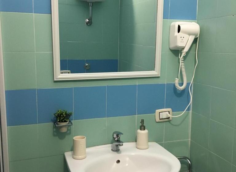 اتاق استاندارد سه تخته با بالکن, Vesuview Guest House Near The Ruins