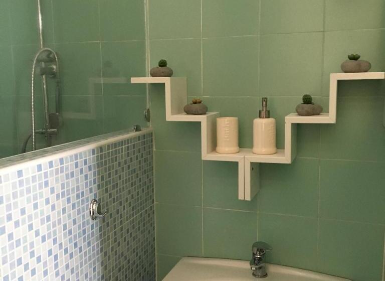 اتاق استاندارد سه تخته با بالکن, Vesuview Guest House Near The Ruins