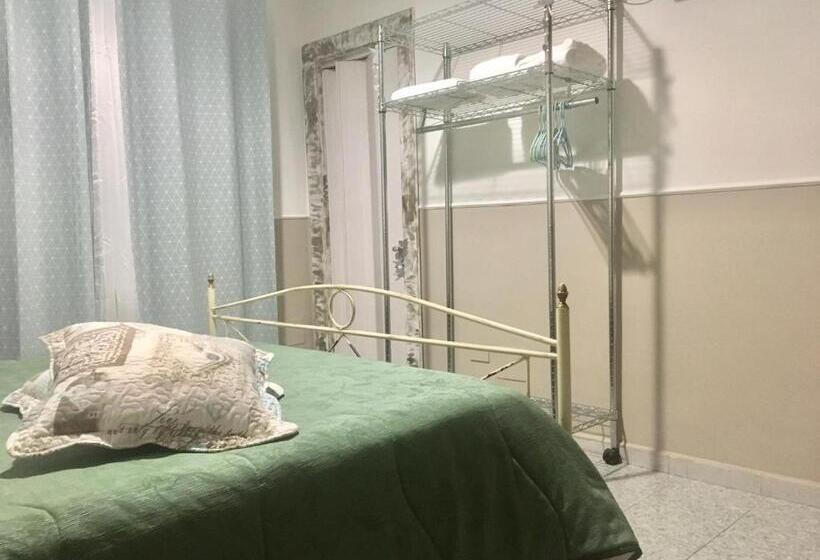 اتاق استاندارد سه تخته با بالکن, Vesuview Guest House Near The Ruins