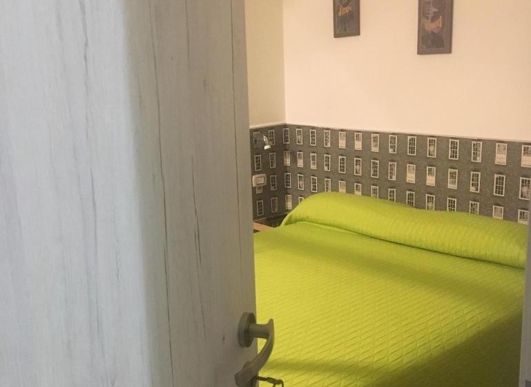 اتاق استاندارد سه تخته با بالکن, Vesuview Guest House Near The Ruins