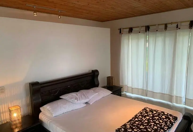 キングサイズベッドのスタンダードルーム, Hostal Hilltop Capurgana