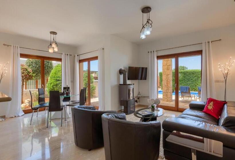 Вилла 3 Спальни с Бассейном, Aphrodite Hills Rentals   Junior Villas