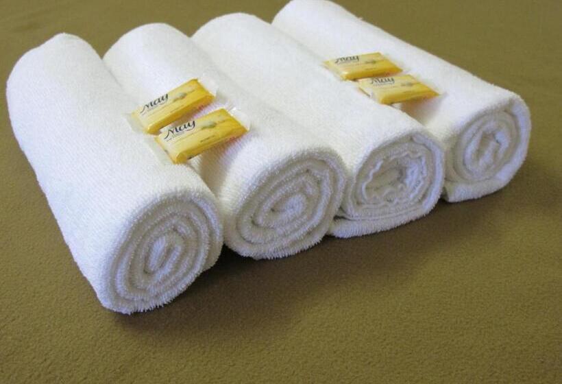 패밀리 룸, Broadway Budget