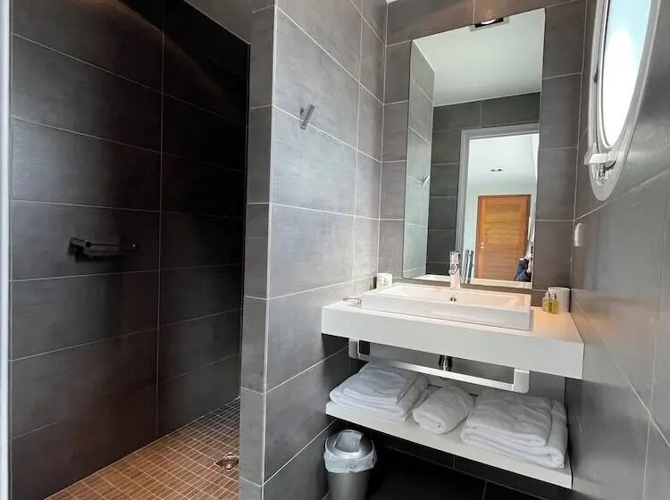 اتاق استاندارد با چشم‌انداز استخر, Lafitenia Resort