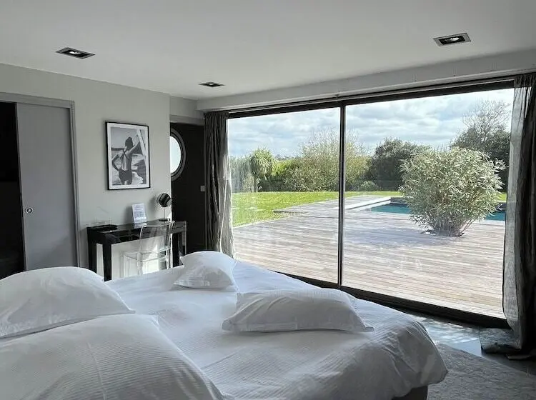 اتاق استاندارد با چشم‌انداز استخر, Lafitenia Resort