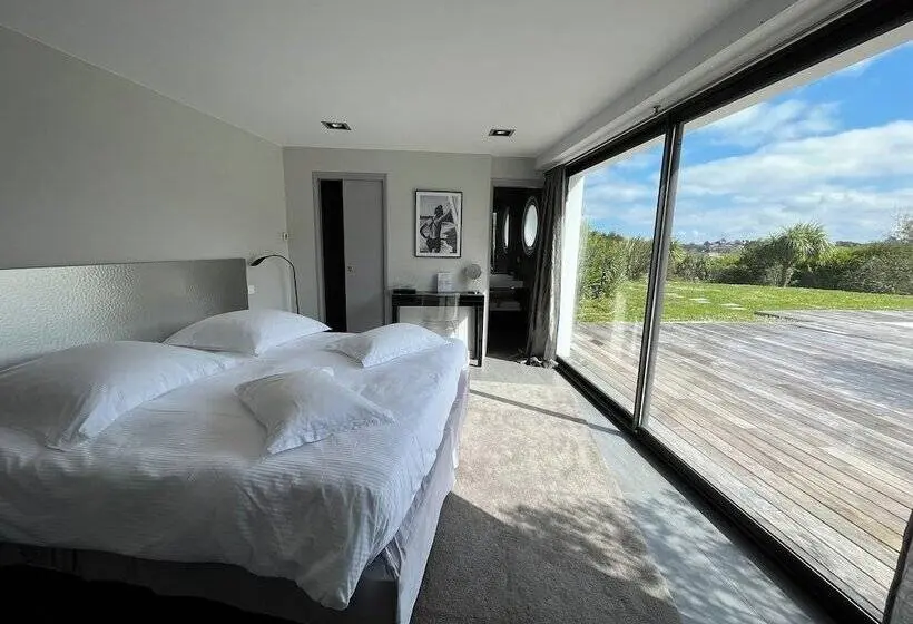 اتاق استاندارد با چشم‌انداز استخر, Lafitenia Resort