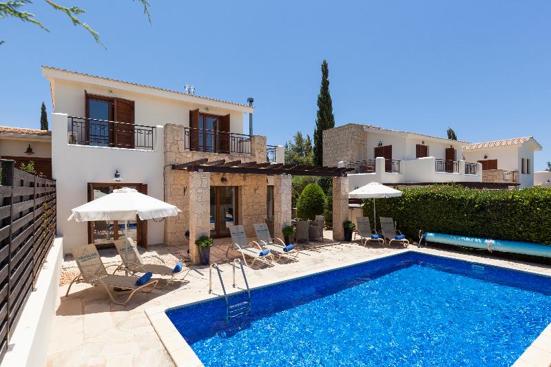 Вилла 3 Спальни с Бассейном, Aphrodite Hills Rentals   Junior Villas