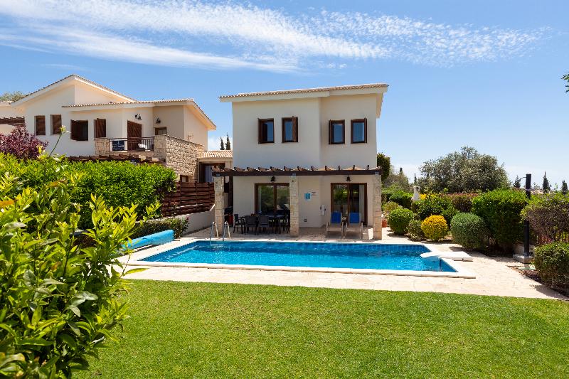 Vivenda 3 Dormitórios com Piscina, Aphrodite Hills Rentals   Junior Villas