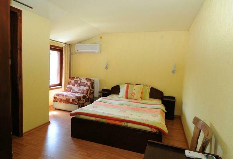 Номер Стандарт с Балконом, Family Hotel Studio