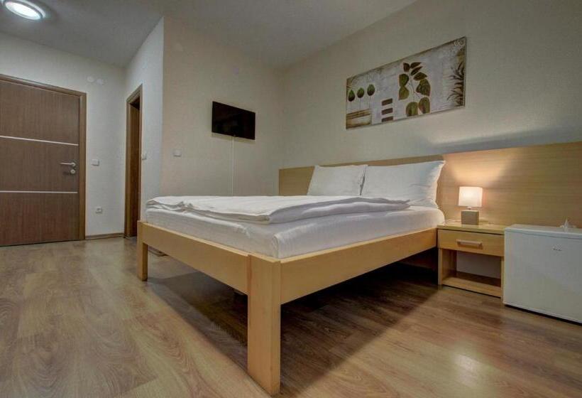 اتاق استاندارد سه نفره, Tihe Noci Motel