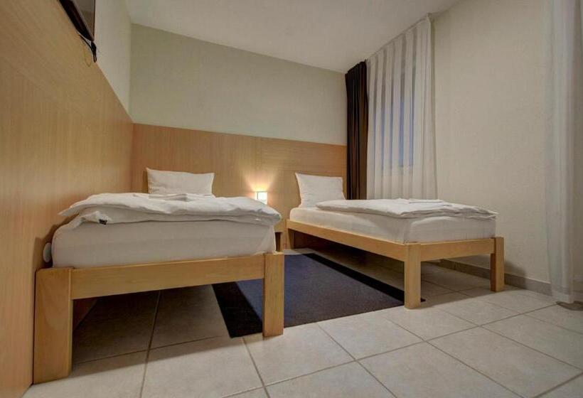 اتاق خانوادگی با سرویس بهداشتی مشترک, Tihe Noci Motel