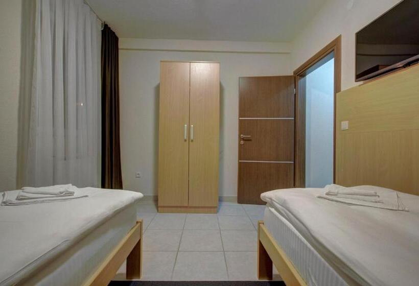 اتاق خانوادگی با سرویس بهداشتی مشترک, Tihe Noci Motel