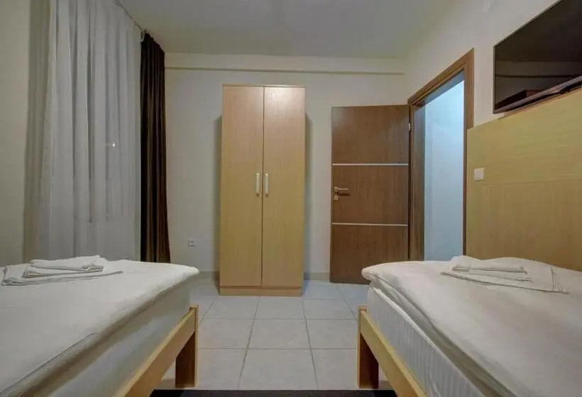 اتاق خانوادگی با سرویس بهداشتی مشترک, Tihe Noci Motel