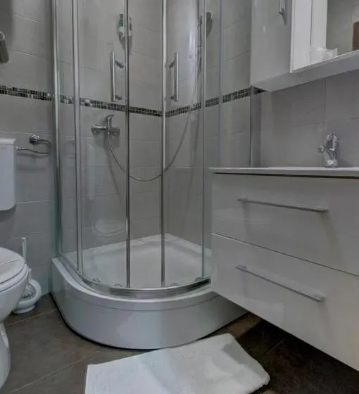 اتاق خانوادگی با سرویس بهداشتی مشترک, Tihe Noci Motel