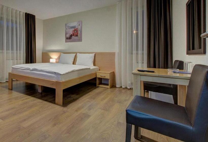 اتاق خانوادگی با سرویس بهداشتی مشترک, Tihe Noci Motel