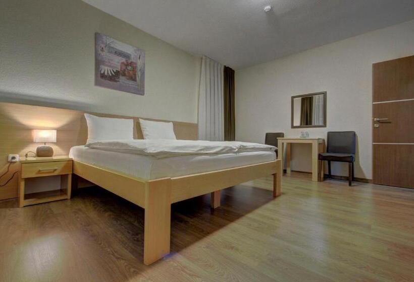 اتاق خانوادگی با سرویس بهداشتی مشترک, Tihe Noci Motel