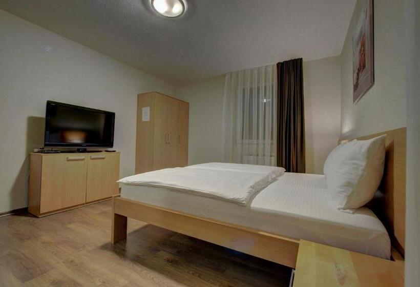 اتاق خانوادگی با سرویس بهداشتی مشترک, Tihe Noci Motel