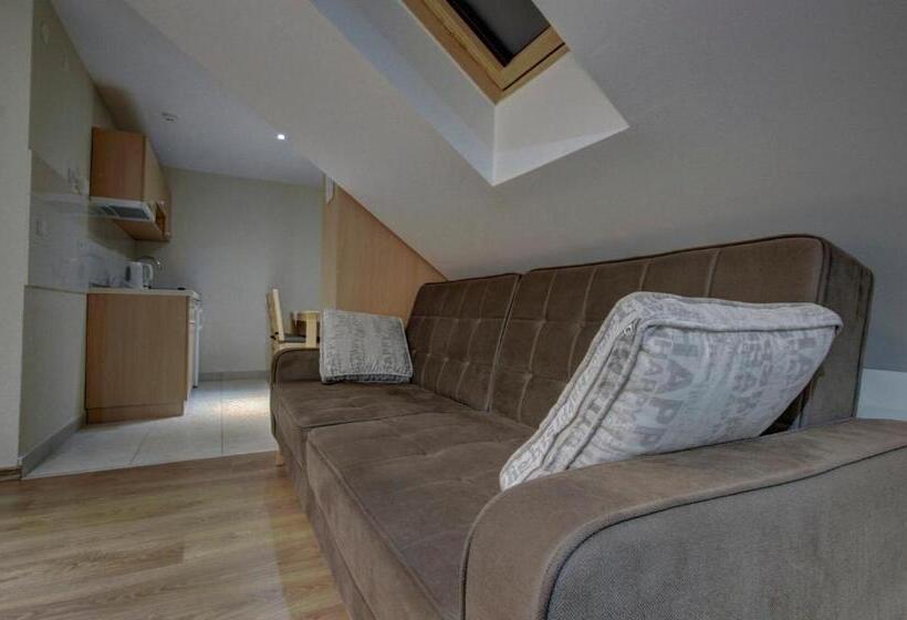 استودیوی استاندارد, Tihe Noci Motel