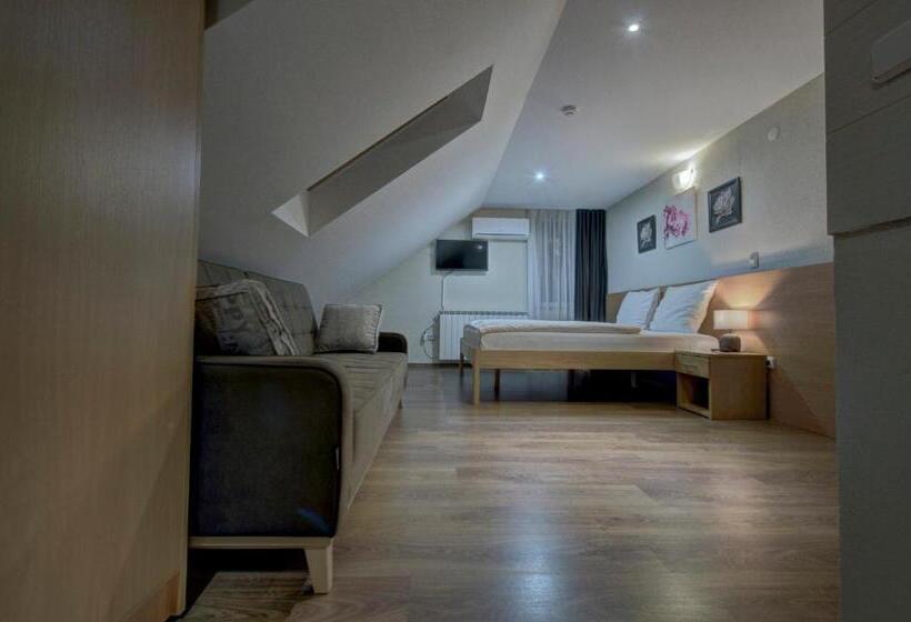 استودیوی استاندارد, Tihe Noci Motel