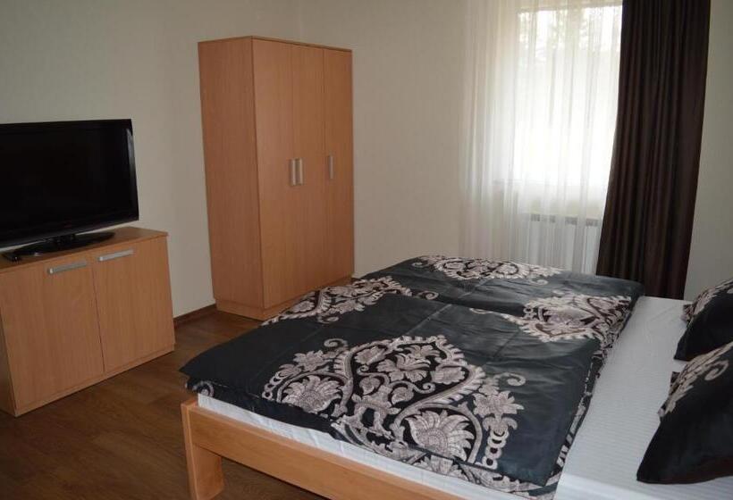 اتاق استاندارد چهار تخته, Tihe Noci Motel