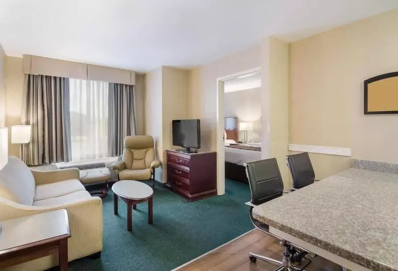 سوئیت برای معلولان, Mainstay Suites Airport