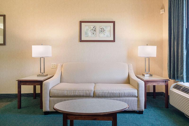 جناح سرير كينج, Mainstay Suites Airport