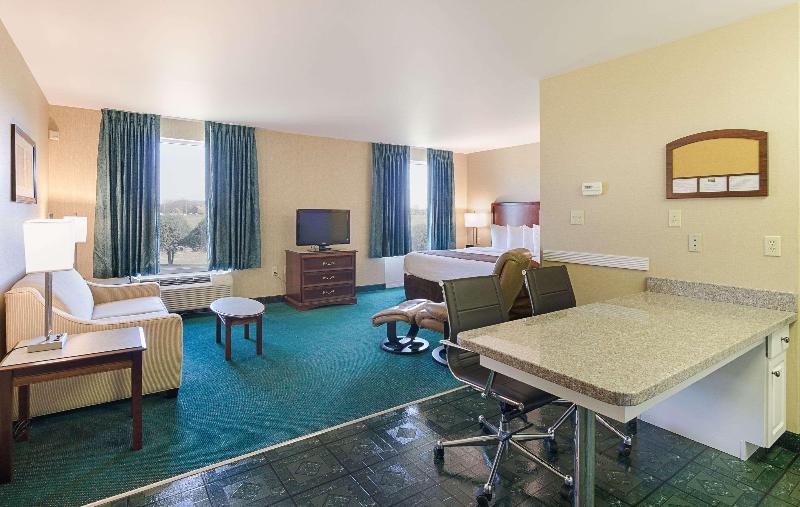 스위트 킹사이즈 침대, Mainstay Suites Airport