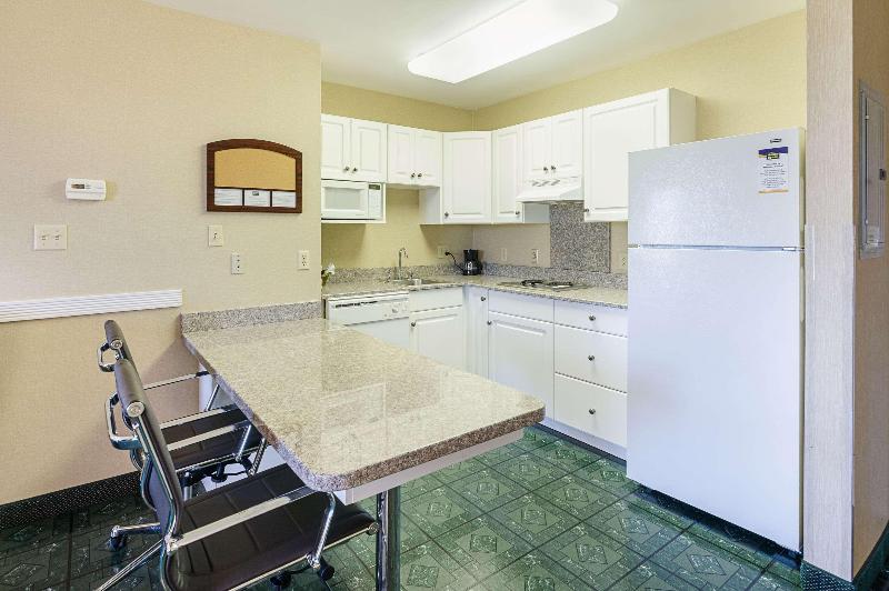 جناح سرير كينج, Mainstay Suites Airport