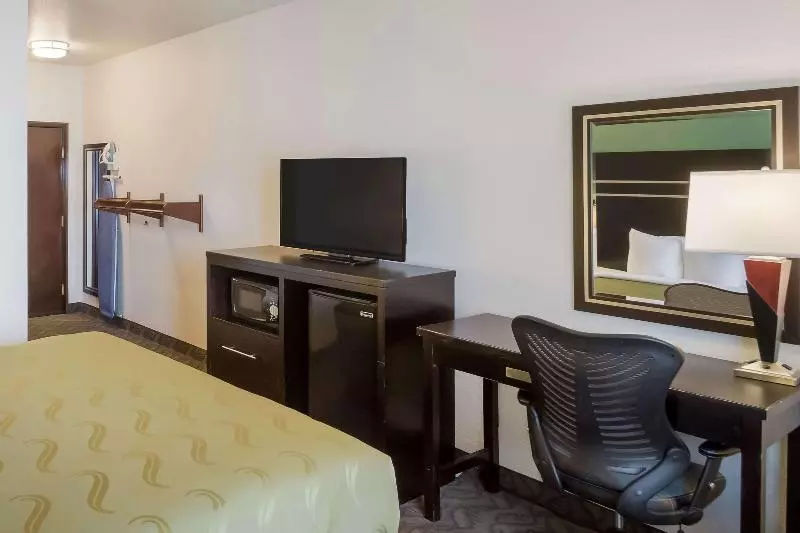اتاق استاندارد با تخت بزرگ, Quality Inn & Suites Airport West