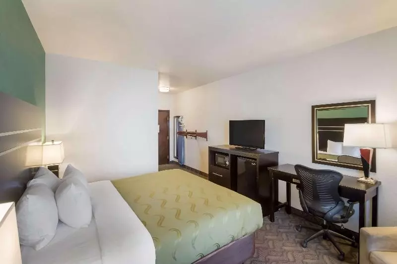 اتاق استاندارد با تخت بزرگ, Quality Inn & Suites Airport West