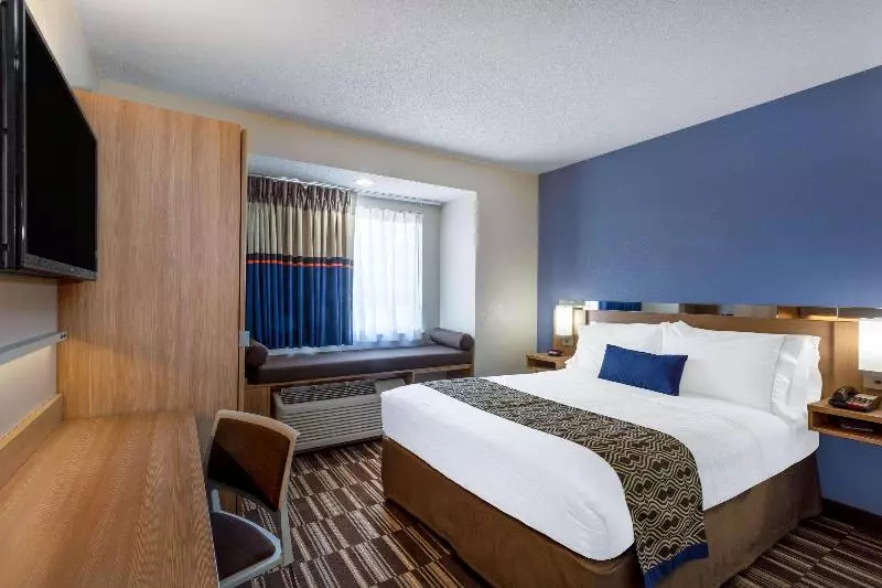 キングサイズベッドのスタンダードルーム, Microtel Inn & Suites By Wyndham Burlington