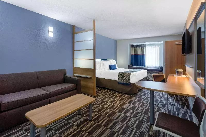 キングサイズベッドのスタンダードルーム, Microtel Inn & Suites By Wyndham Burlington