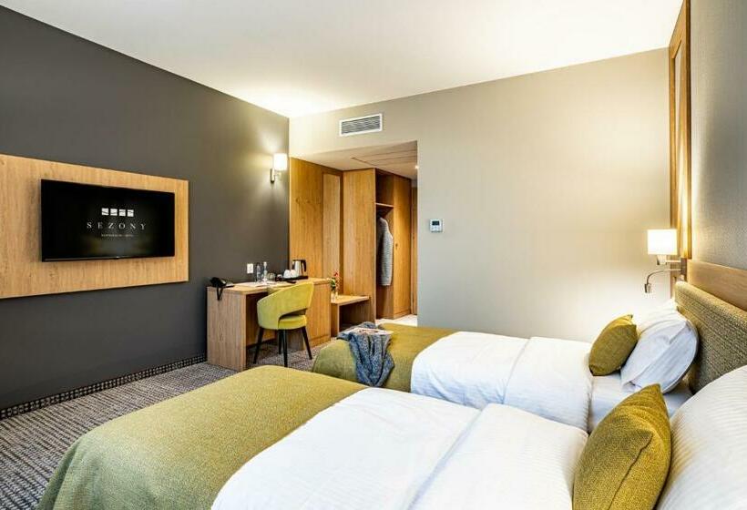 スタンダードルーム, Sezony. Restauracja I