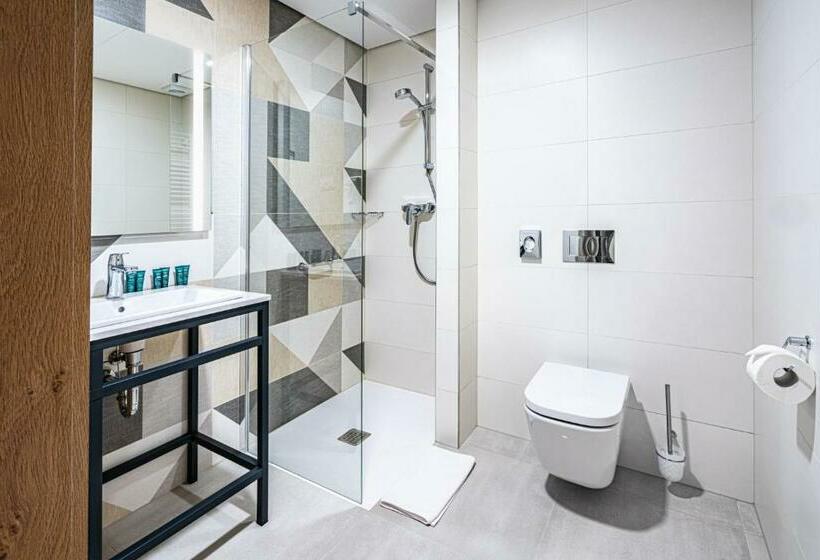 スタンダードシングルルーム, Sezony. Restauracja I