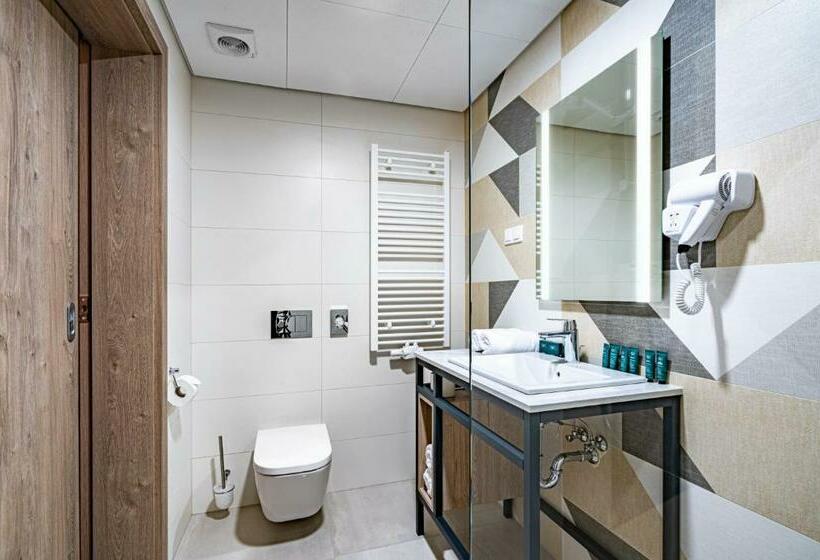 غرفة قياسية فردية, Sezony. Restauracja I