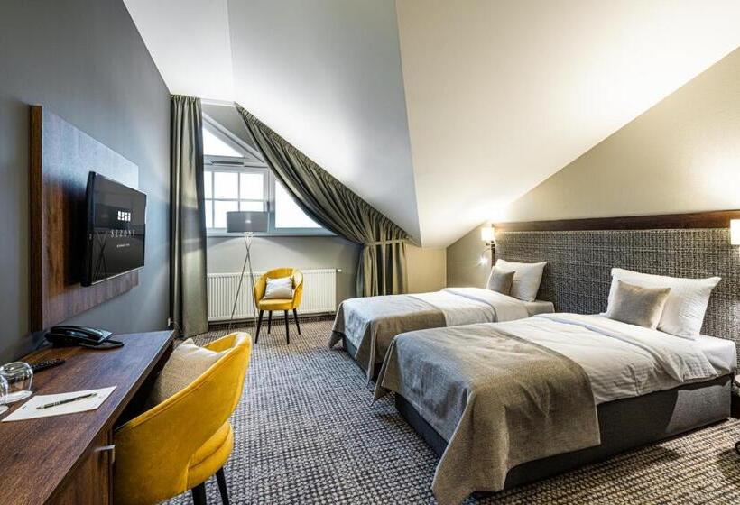 غرفة قياسية, Sezony. Restauracja I