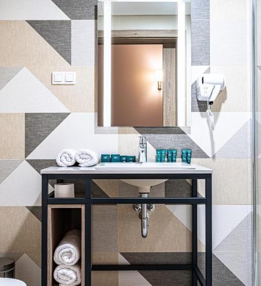 スタンダードルーム, Sezony. Restauracja I