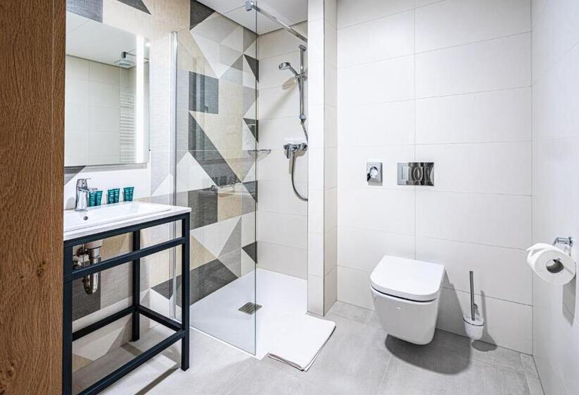 スーペリアールーム, Sezony. Restauracja I