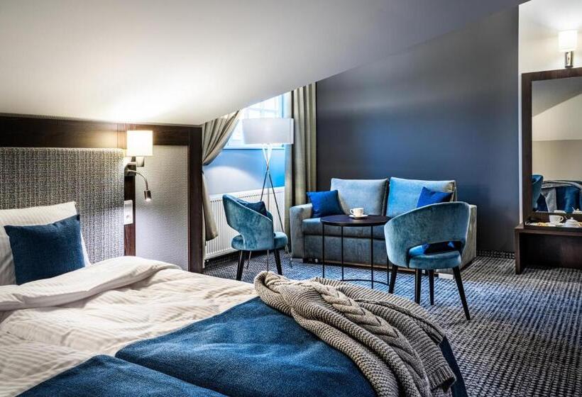 スーペリアールーム, Sezony. Restauracja I