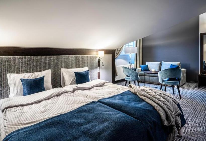 スーペリアールーム, Sezony. Restauracja I