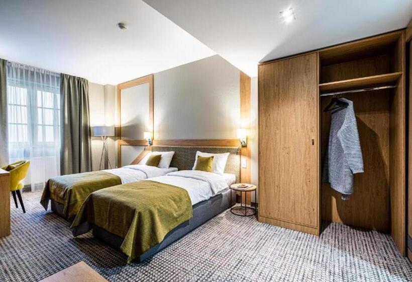 キングサイズベッドのスタンダードルーム, Sezony. Restauracja I