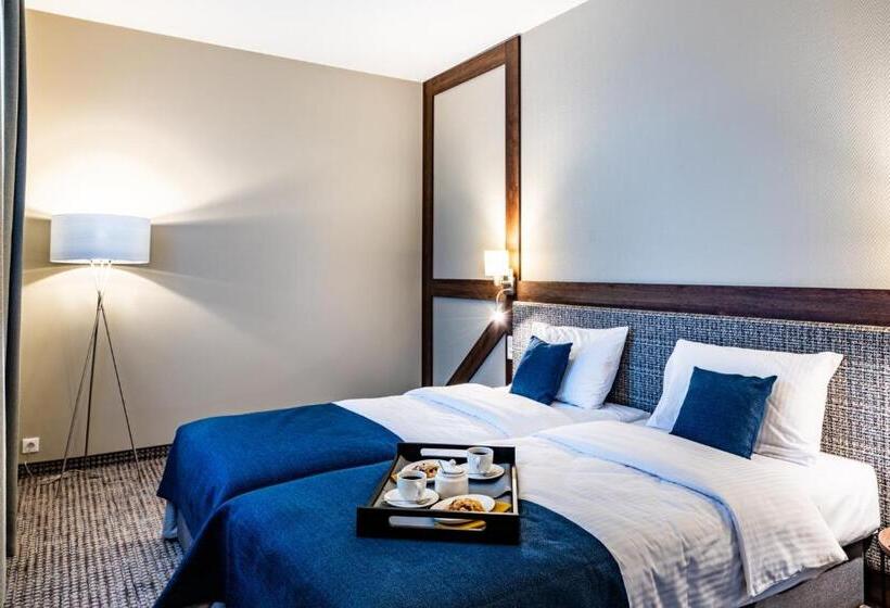 חדר סופריור, Sezony. Restauracja I