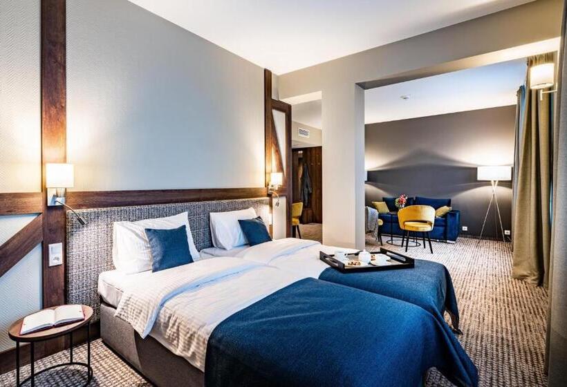 スーペリアールーム, Sezony. Restauracja I