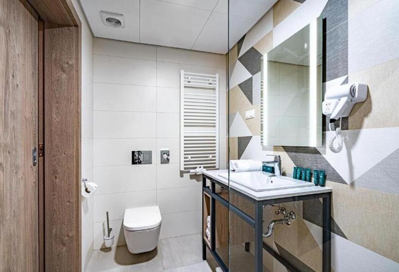 חדר סטנדרט עם מיטת קינג, Sezony. Restauracja I